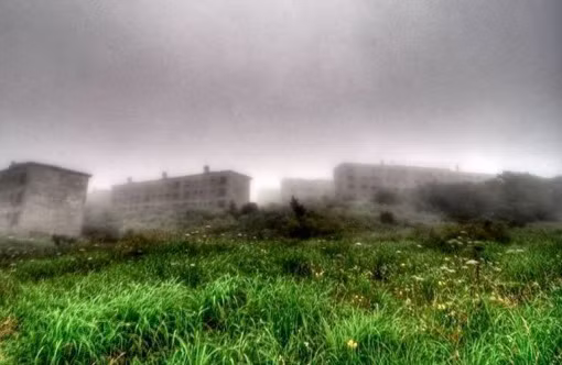 Hầm mỏ ma Matsuo nằm tại phía bắc Nhật Bản, nơi đây từng là một trong những mỏ khai thác sulfur lớn nhất châu Á. Sau khi bị đóng cửa vào khoảng những năm 70, nó bị bỏ hoang và những gì còn lại chỉ là di tích nơi ở của những người thợ mỏ trước đây. Sương mù bao phủ quanh đây dày đặc đến mức, bạn có thể sẽ phải mất rất nhiều ngày mới tìm ra nơi này.