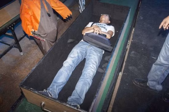 Khi được đưa vào lò, lễ hỏa táng được mô phỏng một cách sống động bằng không khí nóng (tới 40 độ C) và hiệu ứng ánh sáng khiến khách hàng cảm thấy họ như đang bị hỏa táng.