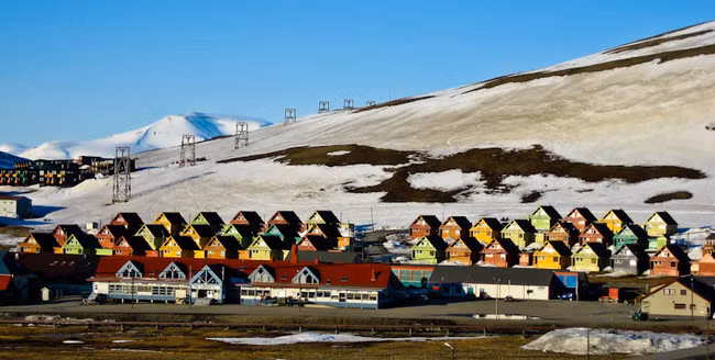Những ngôi nhà sặc sỡ ở Svalbard có thể khoe màu sắc của chúng dưới ánh nắng Mặt trời trong nhiều ngày liên tục.