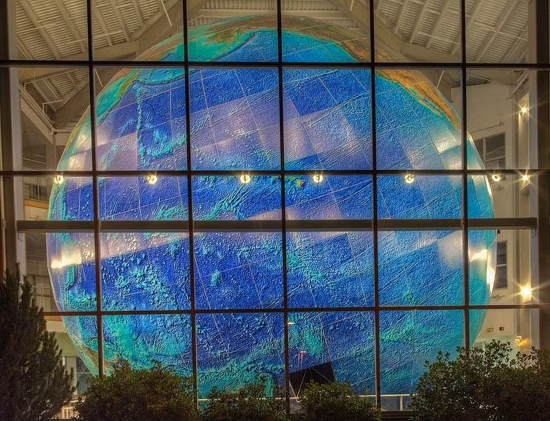 Quả địa cầu được đặt bên trong một tòa nhà cửa kính ba tầng với hệ thống chiếu sáng vào ban đêm khiến mô hình trái đất thu nhỏ càng trở nên độc đáo.