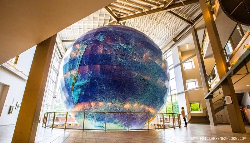 Năm 1999, sách kỷ lục Guinness đã ghi nhận đây là quả địa cầu lớn nhất thế giới – lớn hơn cả quả địa cầu Hòa Bình, ở Pesaro, Ý với đường kính hơn 2,74m.