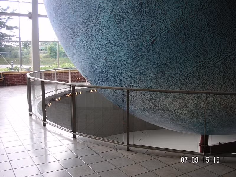 Quả địa cầu được xây dựng trên bộ khung gồm hơn 6000 miếng ống nhôm với 792 mảnh bản đồ bao phủ, ghép lại với nhau.