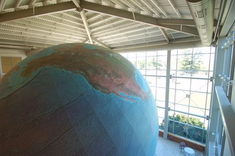 Kích thước to lớn đó cho phép các nhà thiết kế ghi lại rất nhiều chi tiết như mạng lưới đường xá và các khu vực đô thị, đồng thời thể hiện địa hình và thông tin về độ sâu đại dương khá chi tiết.