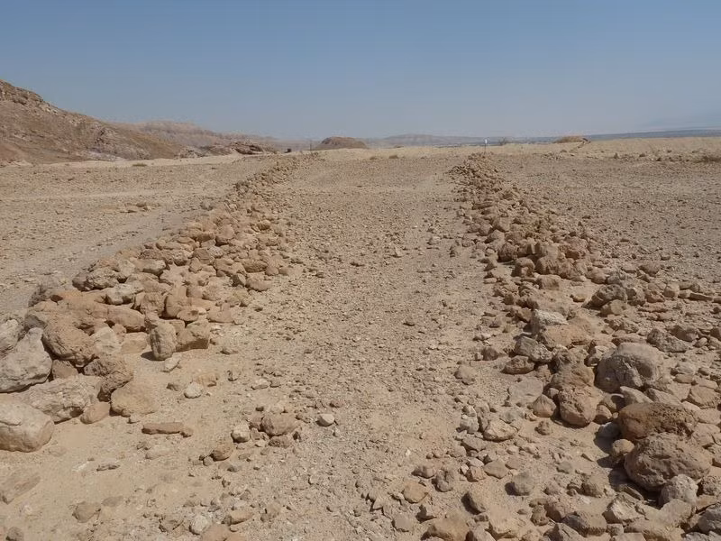 Các nghiên cứu khảo cổ cho thấy các cấu trúc bằng đá rộng lớn này có thể hoạt động như những cái bẫy, được thiết kế để bắt và giết các động vật hoang dã với số lượng lớn.