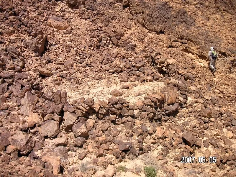 Chính vì vậy, họ đặt tên đó là “diều sa mạc”. Đó cũng là lần đầu tiên người da trắng đã nhìn thấy cảnh tượng bí ẩn này trong khi người Bedouin địa phương đã biết đến chúng từ hàng ngàn năm trước và gọi chúng là “Công trình của người xưa”.