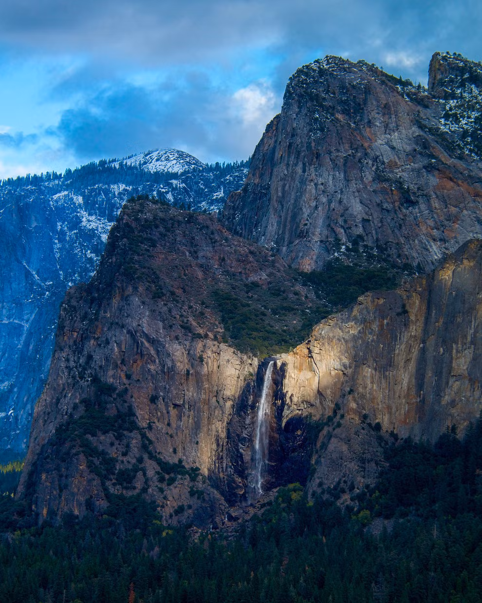 Những đám mây xuất hiện sau những cơn bão kinh hoàng tạo ra một bức tranh thiên nhiên tuyệt vời ở thung lũng Yosemite. Tác giả: Douglas Croft (USA) 