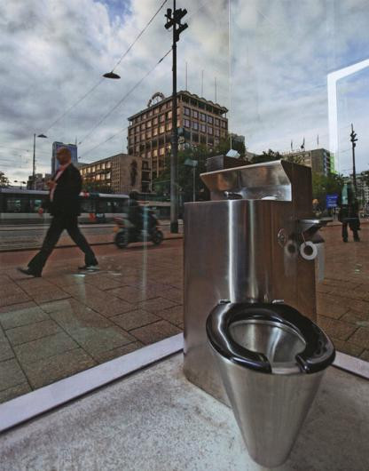 Đặc biệt là nếu bạn ngồi bên trong, bạn có thể thấy rõ người ở ngoài đang làm gì. Nhưng hãy yên tâm, người bên ngoài không thể nhìn thấy bạn.