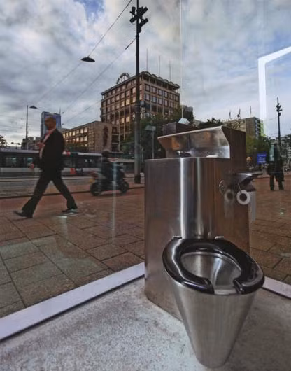 Đặc biệt là nếu bạn ngồi bên trong, bạn có thể thấy rõ người ở ngoài đang làm gì. Nhưng hãy yên tâm, người bên ngoài không thể nhìn thấy bạn.