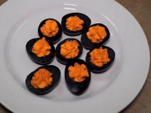 Để tạo ra những quả trứng quỷ màu đen bạn chỉ cần ngâm trứng vào màu thực phẩm chuyên dùng để nấu ăn.