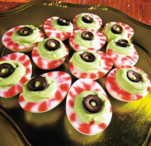 Cắt đôi quả trứng đã bóc vỏ và trang trí thêm 1 quả oliu đen, một tí tương ớt xung quanh cho món ăn thêm sống động. Thế là bạn đã hoàn thành quả trứng quỷ " mắt khổng lồ " rất đơn giản phải không?