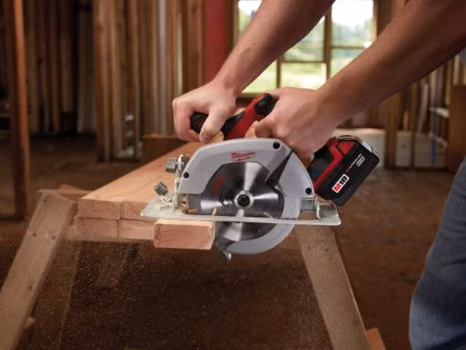 Tabitha Babbitt, một nhà sản xuất dụng cụ người Mỹ, đã phát minh ra chiếc cưa vòng được sử dụng đầu tiên trong một xưởng cưa năm 1813. Khi quan sát những thợ mộc hì hục kéo cưa lừa xẻ, tiêu hao năng lượng một cách vô ích, bà đã quyết định bắt tay vào nghiên cứu và cho ra đời một loại cưa vòng. Sản phẩm đầu tiên được bà tạo ra tại Albany, New York.