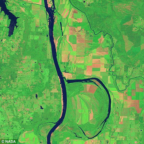 Các nhà du hành của NASA tìm thấy bức ảnh hình chữ A trên sông Utah xanh rờn phía bên trái, phía bên phải là hình chữ b thường.