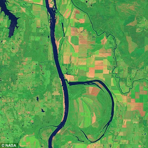 Các nhà du hành của NASA tìm thấy bức ảnh hình chữ A trên sông Utah xanh rờn phía bên trái, phía bên phải là hình chữ b thường.