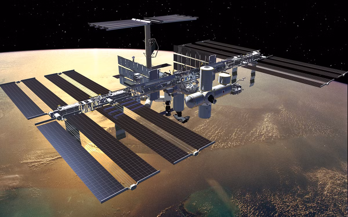 Trạm vũ trụ quốc tế rộng tương đương với một ngôi nhà 5 phòng ngủ và di chuyển với vận tốc 17,500 mph. Nó có kích thước bằng với một sân thi đấu bóng đá.