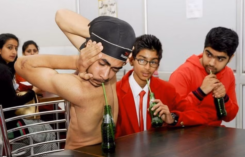 Những màn biểu diễn như thế này đã mang đến tiếng tăm cho "người cao su". Bạn học của cậu cũng rất ngưỡng mộ tài năng của cậu.