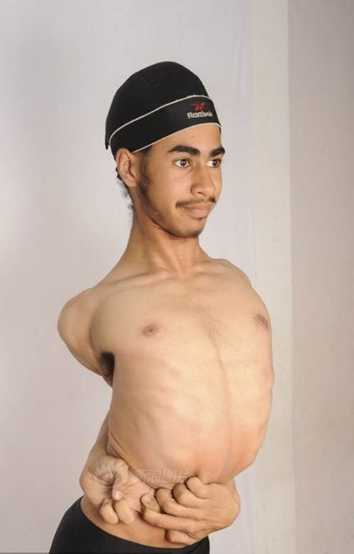 Được biết, từ năm 11 tuổi khi tham gia một khóa học Yoga, Jaspreet đã bắt đầu thực hiện những động tác uốn dẻo đòi hỏi sự linh hoạt cực cao của cơ thể.