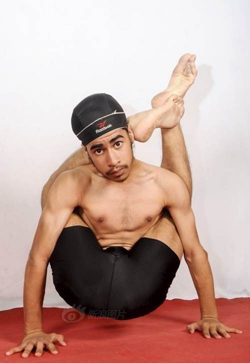 Hay gập ngược lại như thế này mà không hề cảm thấy đau đớn, khó chịu.