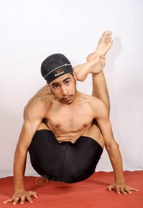 Hay gập ngược lại như thế này mà không hề cảm thấy đau đớn, khó chịu.