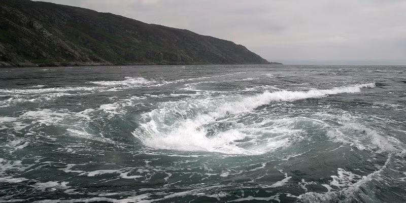 Những xoáy nước này có thể tạo nên một quang cảnh đẹp tuyệt mỹ nhưng lại là “hố tử thần” với bất kỳ người hoặc con thuyền nào vô tình đi lạc tới khu vực gần xoáy nước.