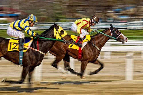 Năm 1923, một vận động viên đã trở thành người đầu tiên chết mà vẫn giành chiến thắng trong cuộc đua ngựa. Vận động viên đua ngựa này đã phải chịu một cơn đau tim khi tham gia cuộc đua trên và chết trước khi cán đích.