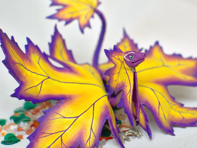 Khi còn nhỏ, cô đã tưởng tượng thế giới này tràn ngập những sinh vật vô hình chỉ hiển hiện nếu một người biết cách tìm và nhìn.