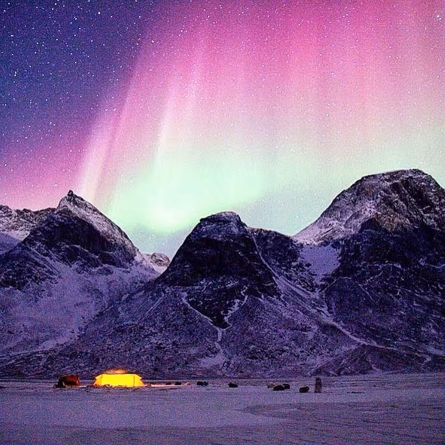 Trong suốt chuyến đi, cặp đôi nhiều lần đối mặt với nguy hiểm nhưng cũng nhiều lần được chiêm ngưỡng vẻ đẹp tuyệt diệu của thiên nhiên.