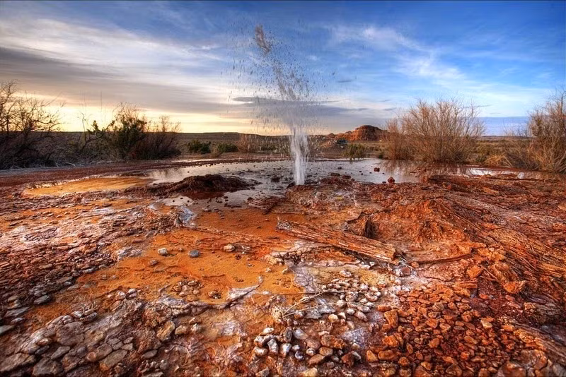 Mạch nước phun Chaffin Ranch (Mỹ) cũng được hình thành do kết quả của một mũi khoan. Cứ 2-4 giờ, mạch nước lại hoạt động một lần với chiều cao khoảng 5-10 mét trong 5-20 phút.