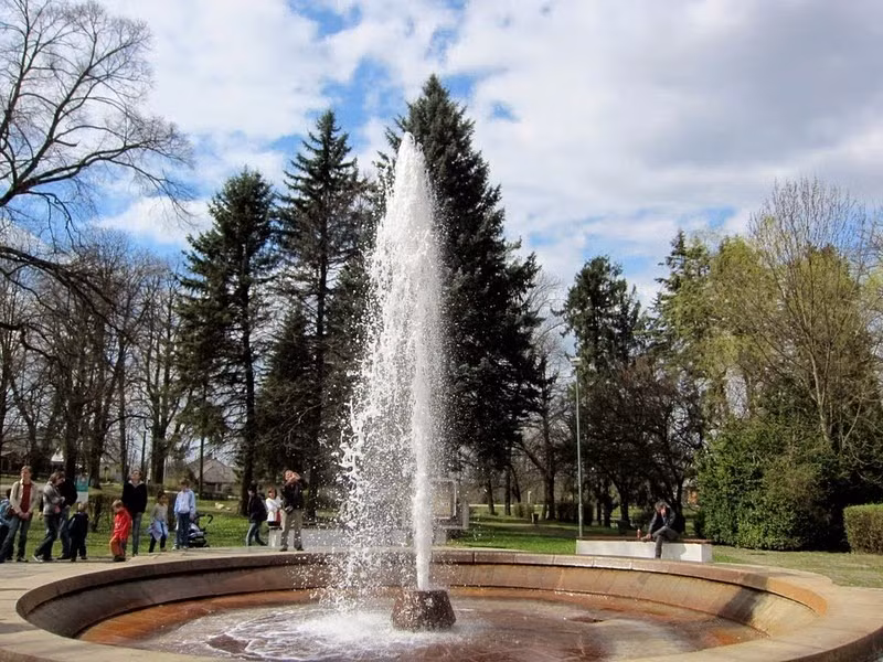 Mạch phun nước lạnh duy nhất của Slovakia có tên Herl’any’s Geyser. Trong những năm 1870, giếng phun đã được khoan nhằm tìm kiếm nguồn nước khoáng cho các spa trong khu vực.