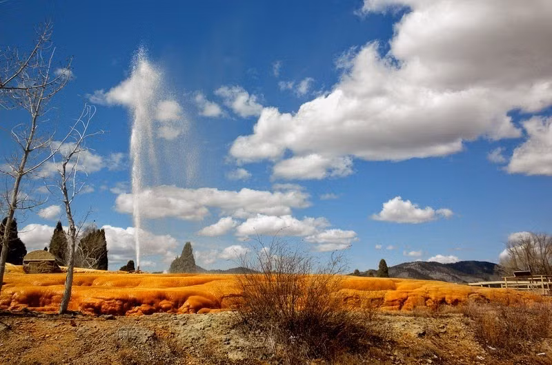 Mạch phun nước nhân tạo Soda Springs (Idaho, Mỹ) là mạch nước phun có thể điều khiển duy nhất trên thế giới, được phát hiện năm 1937 khi một người đàn ông địa phương khoan tìm nguồn nước nóng cho hồ bơi.