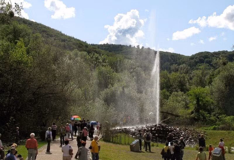 Mạch nước phun này lần đầu tiên “biểu diễn” năm 1903 khi người ta khoan tìm suối khoáng trong vùng lân cận của bán đảo Namedyer Werth, sau đó tiếp tục phun trào với định kỳ khoảng 2 giờ, mỗi lần kéo dài 6-8 phút.