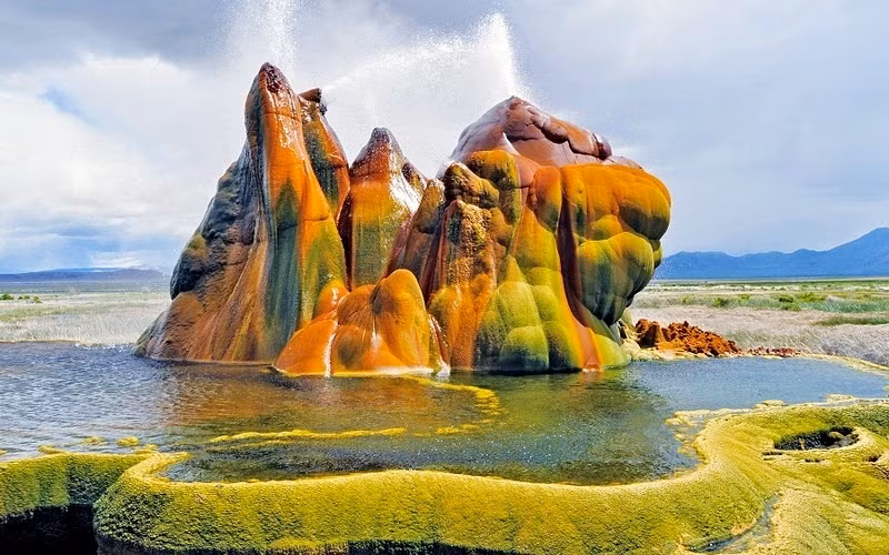 Fly Geyser, hay Fly Ranch Geyser, là một mạch nước phun bán nhân tạo. Năm 1964, các hoạt động khai thác nguồn năng lượng địa nhiệt tại nơi đây đã vô tình tạo ra Fly Geyser.