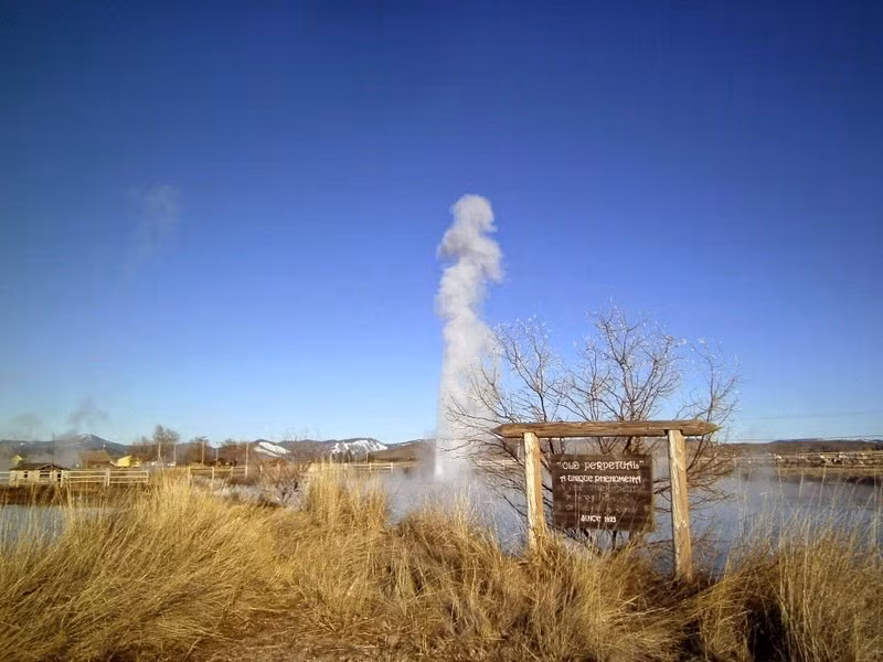 Sau khi được hình thành, Old Perpetual đã trở thành một điểm du lịch hấp dẫn bởi du khách không chỉ được ngắm nước phun mà còn được ngâm mình trong những hồ khoáng gần đó.