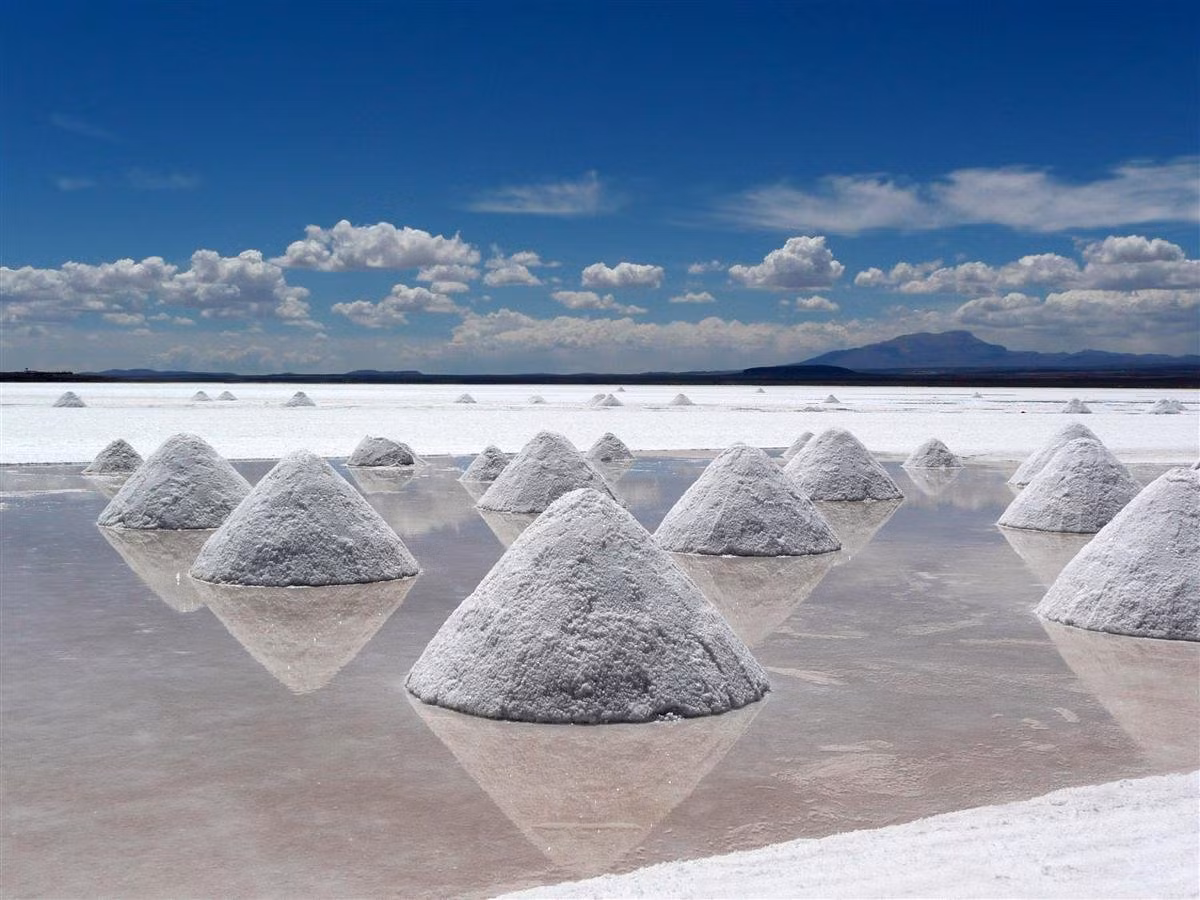 Salar de Uyuni, Bolivia là cánh đồng muối lớn nhất Trái đất với diện tích lên tới 10.582 km vuông. Ở nơi đây, ánh sáng được phản chiếu vô cùng kỳ lạ, khiến con người có cảm giác như có hai bầu trời ở trên đầu và ở dưới chân.