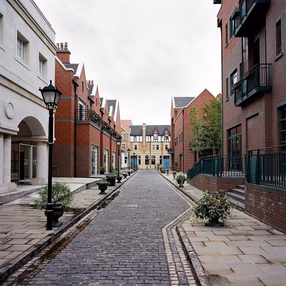 Nằm cách Thượng Hải khoảng 32km, thị trấn Thames được xây dựng phỏng theo thành phố giao thương nhộn nhịp của Anh, với những căn nhà liền kề, phố lát sỏi, quán rượu và nhà hàng kiểu Anh. Hoàn thiện vào năm 2006, thị trấn gần như bị bỏ hoang từ đó tới giờ.