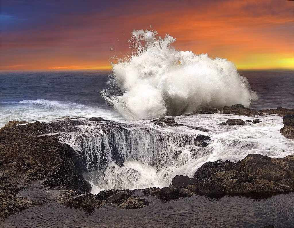 Thành phố biển Cape Perpetua, bang Oregon (Mỹ), sở hữu một kỳ quan thiên nhiên có một không hai trên thế giới, đó là “Giếng thần Thor”. Khi thủy triều lên, nước đổ xô vào giếng với tốc độ chóng mặt khiến nơi đây trở thành nơi cực kỳ nguy hiểm.