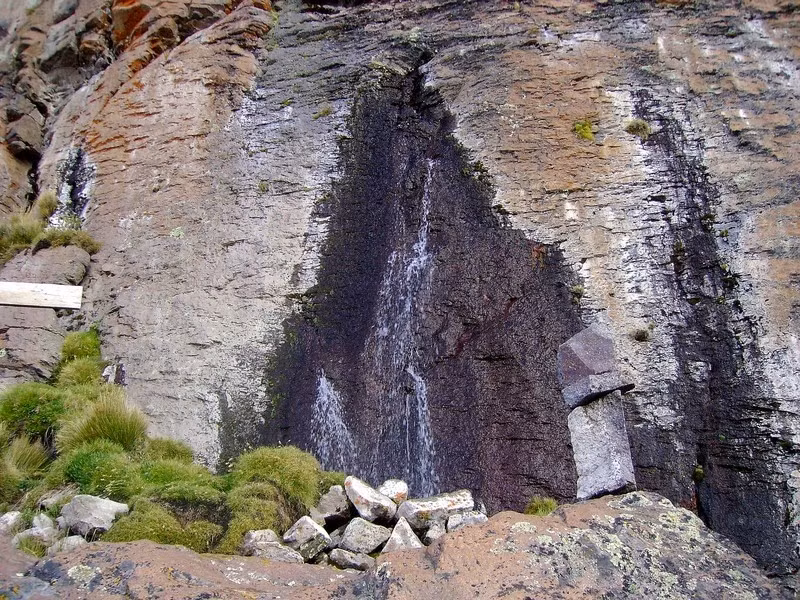 Nguồn xa nhất của Amazon là một dòng sông băng nằm trên đỉnh núi tuyết cao 5597 mét có tên là Nevado Mismi thuộc dãy Andes ở Peru. Bạn sẽ nhận ra nơi đây nhờ được đánh dấu bằng một cây thánh giá bằng gỗ.