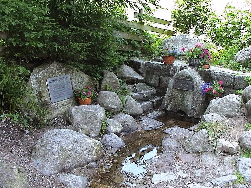 Nguồn xa nhất của Danube – dòng sông dài thứ hai của châu Âu là một con suối trên núi đá vôi. Từ đây, dòng nước chảy ngầm dưới Đền Danube và chính thức hình thành nên sông Danube khi kết nối với các hợp lưu của sông Brigach và Breg.