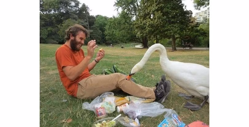 Anh chàng này có vẻ vui mừng nhưng cũng khá rụt rè khi được chiếc mỏ sắc nhọn này hỏi thăm.