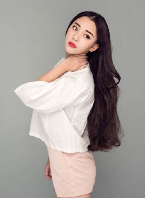 Điều đặc biệt hơn, nhan sắc xinh đẹp của Chỉ Vi được nhiều người nhận xét là giống hai nàng hoa đán nổi tiếng màn ảnh Trung Quốc là Phạm Băng Băng và Dương Mịch.