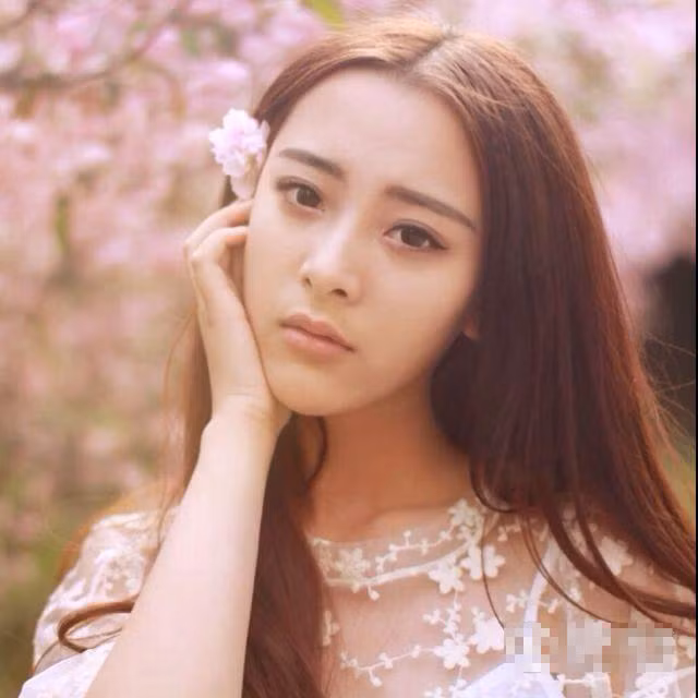 Nhờ vào nhan sắc động lòng người cùng cơ thể cực kỳ cân đối, cao ráo, Chỉ Vi có thể tự tin thu hút ánh nhìn của bất cứ người nào gặp mặt.