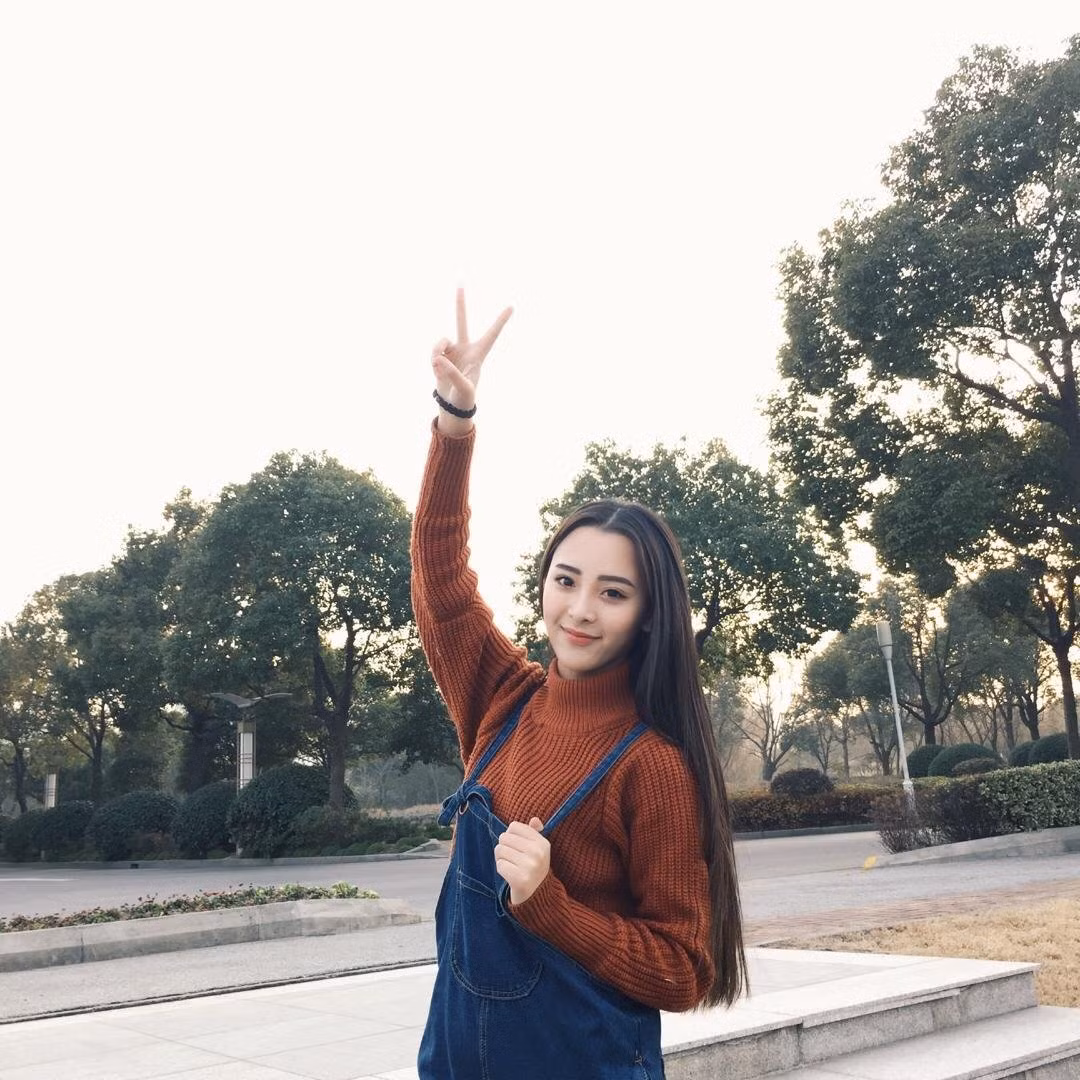 Cô được các sinh viên trong trường rất yêu quý và hâm mộ. Chỉ Vi thực sự là ngôi sao mới của trường Phục Đán.