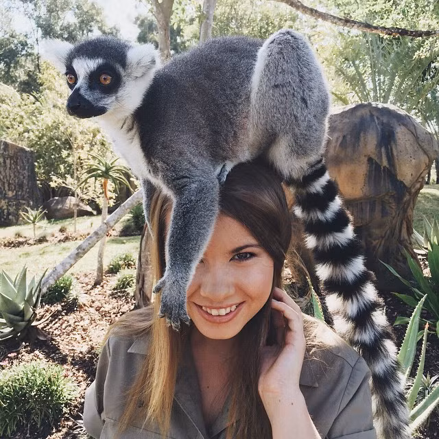 Steve Irwin là một nhà bảo tồn động vật và trở nên nổi tiếng trên thế giới vì dám tiếp cận với những loài động vật nguy hiểm nhưng đã qua đời sau khi bị cá đuối tấn công 8 năm trước. Còn đây là Bindi Irwin – cô con gái 16 tuổi của ông.