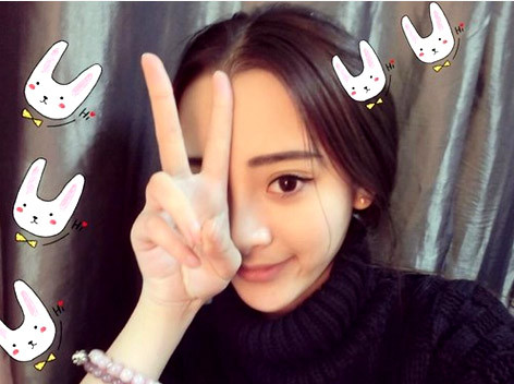 Lưu Chỉ Vi là hot girl 9x xinh đẹp đang rất nổi tiếng trong cộng động mạng TQ. Cô là sinh viên năm nhất đại học Phục Đán, một trong những trường đại học có bề dày thành tích và danh tiếng bậc nhất Trung Quốc.