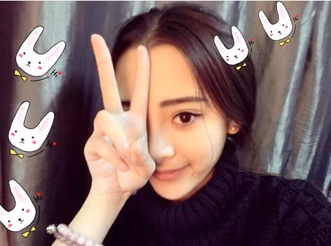 Lưu Chỉ Vi là hot girl 9x xinh đẹp đang rất nổi tiếng trong cộng động mạng TQ. Cô là sinh viên năm nhất đại học Phục Đán, một trong những trường đại học có bề dày thành tích và danh tiếng bậc nhất Trung Quốc.