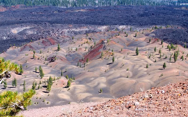 Những đụn cát đầy màu sắc như được sơn màu ở đây là những cánh đồng đá bọt nhiều màu hình thành bởi quá trình oxy hóa của tro núi lửa sau vụ phun trào núi lửa tạo nên các khu vực bên trong Công viên Quốc gia Lassen ở miền Bắc California (Mỹ).
