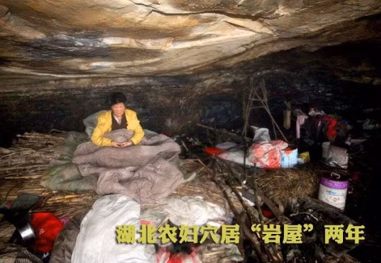 Hình ảnh về một nữ người rừng trong hang động vì bị gia đình bỏ rơi mới được đăng tải trên các trang mạng truyền thông xã hội của Trung Quốc, sau khi người dân địa phương phát hiện ra.