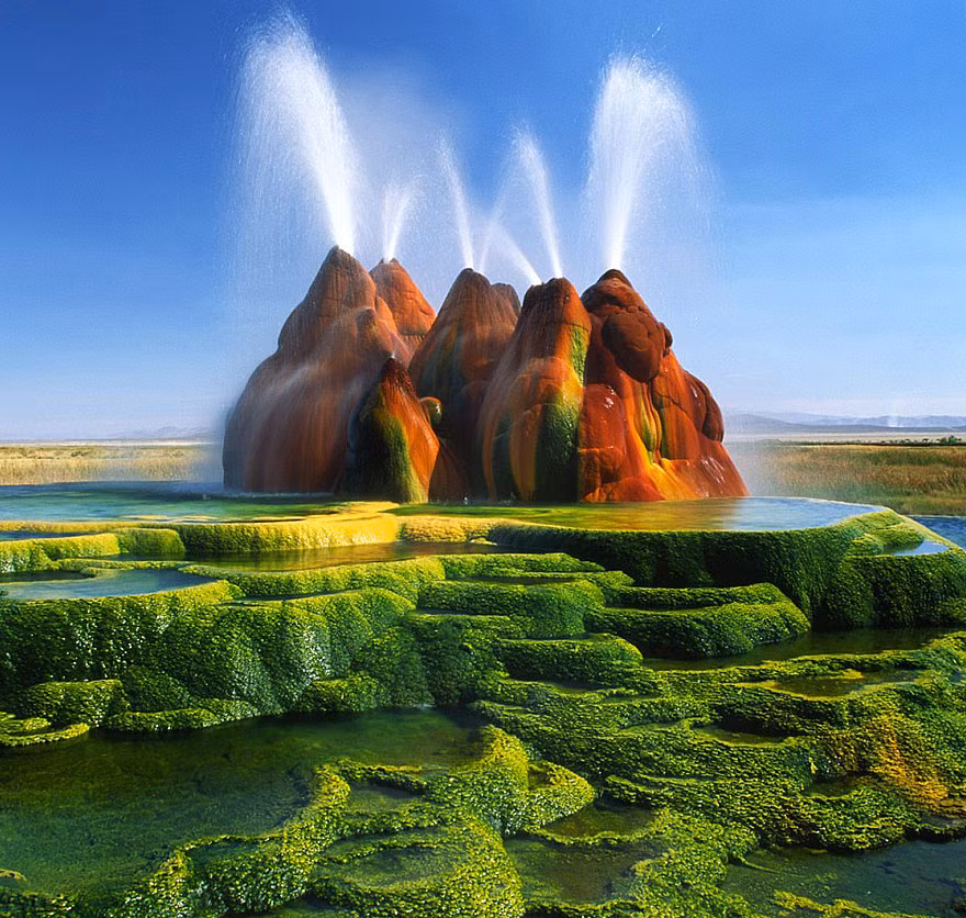 Một trong những danh thắng đẹp đến khó tin là mạch nước phun nhân tạo Fly Geyser (Nevada, Mỹ). Đây là điểm du lịch nổi tiếng của Mỹ với vẻ đẹp huyền bí, kỳ lạ và màu sắc vô cùng độc đáo.