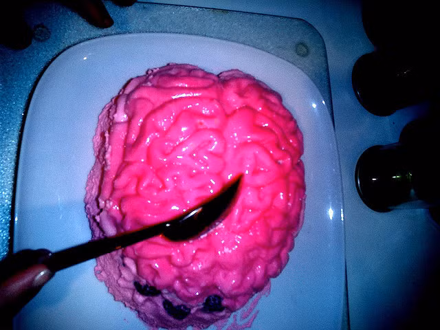 Tuy không muốn thừa nhận nhưng sự thực đáng buồn là não của con người bắt đầu thoái hóa từ năm 27 tuổi. Có những sự thật khoa học khiến chúng ta phải khóc thét vì đáng sợ.