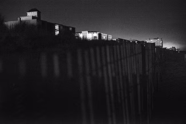 Buổi tối, họ cùng nhau đi dạo trên bờ biển.