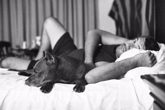 Dukes và Zhenia cùng Christian xem ti vi trước khi chìm vào giấc ngủ.